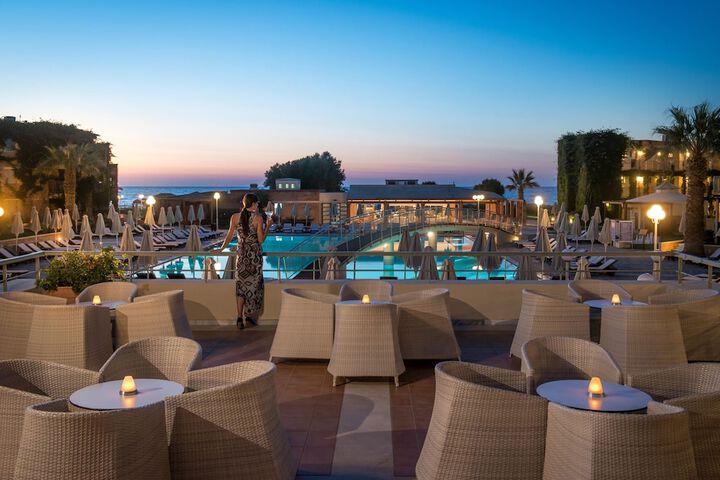 Lounge 91 of 127