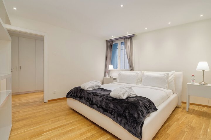 Room 2 of 28