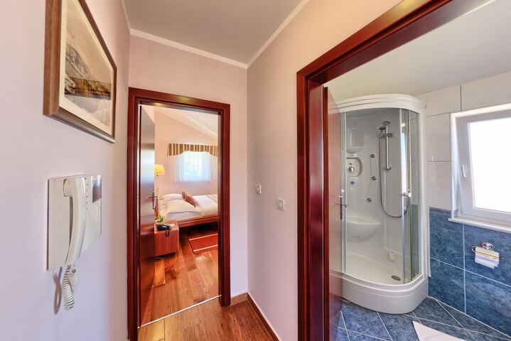 Room 13 of 82
