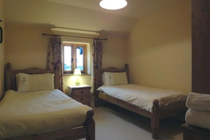 Room 4 of 10