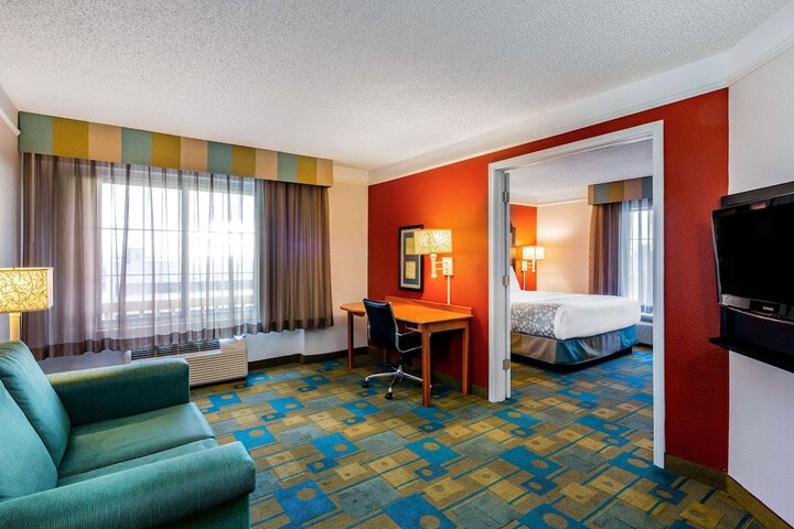 1 King Bed Deluxe Room (7 of 18)