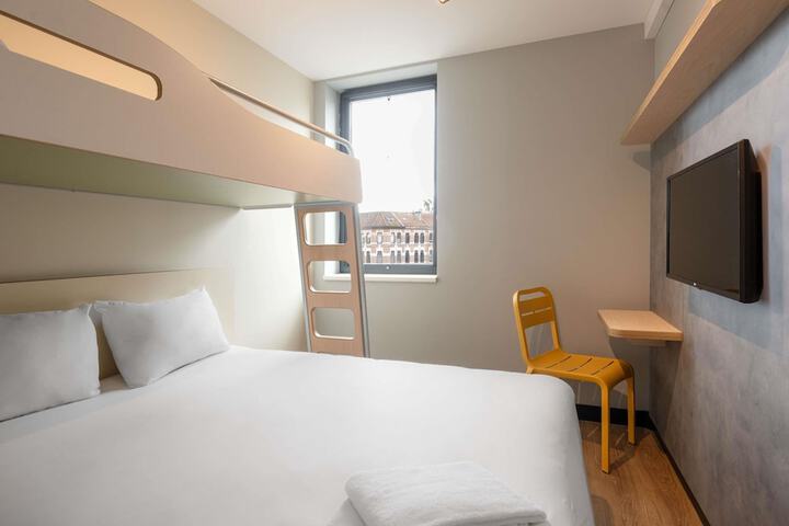 Room 9 of 37