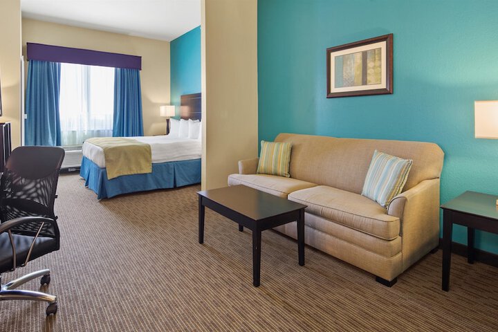 1 King Bed Pillowtop Bed Microwave and Refrigerator 42 Inch LCD Television Full Breakfast (3 of 6)