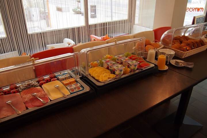 Breakfast/Coffee Service 24 of 31