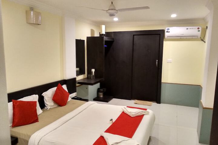 Room 5 of 8