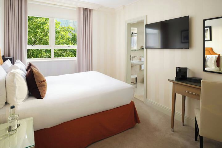 Room 32 of 84