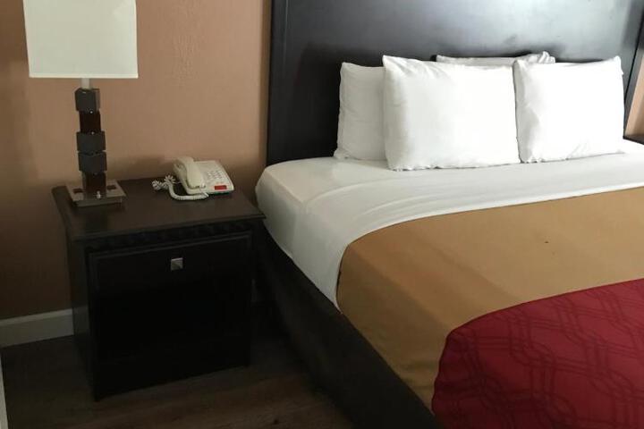 Basic Room 1 King Bed (7 of 7)