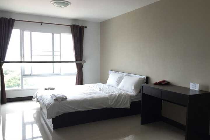 Room 4 of 10