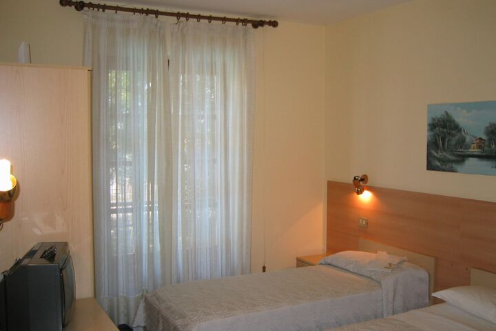 Room 6 of 18