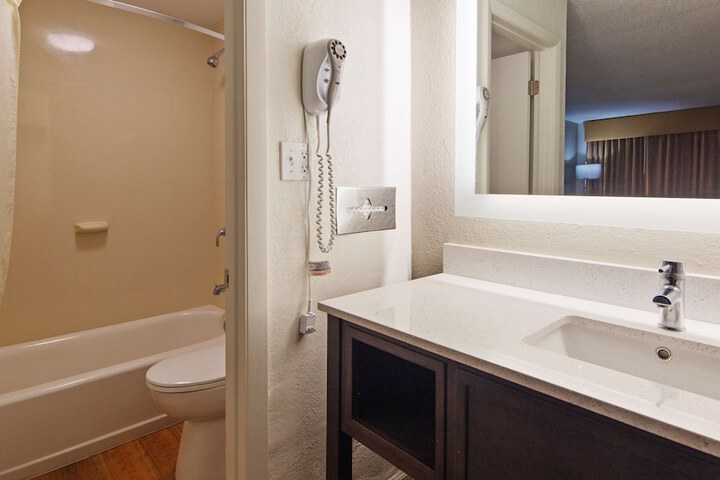 2 Double Beds (4 of 6)