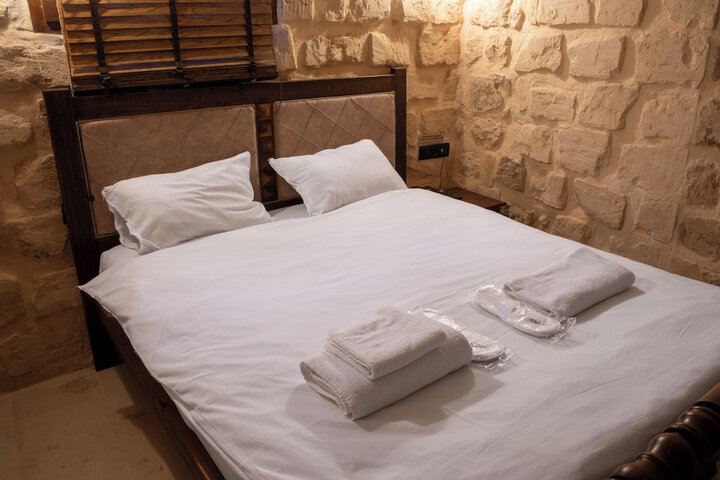 Room 4 of 63