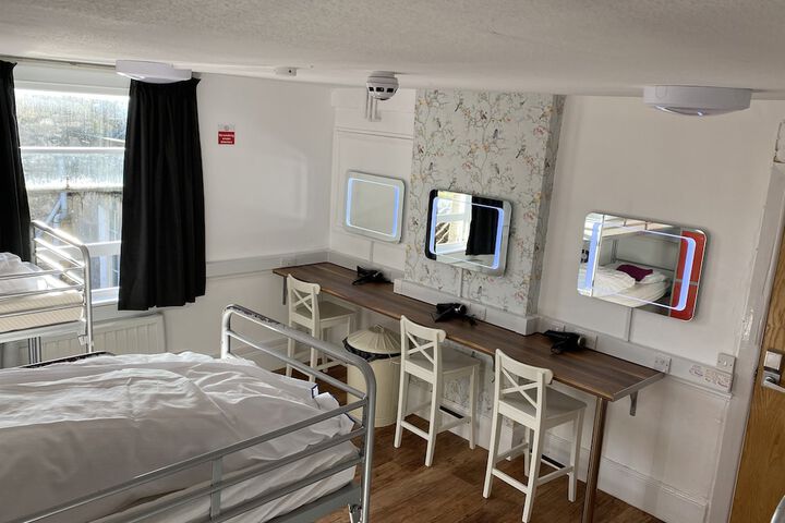 Room 2 of 33