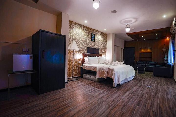 Room 8 of 20