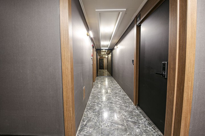 Ballroom/Hall 29 of 33