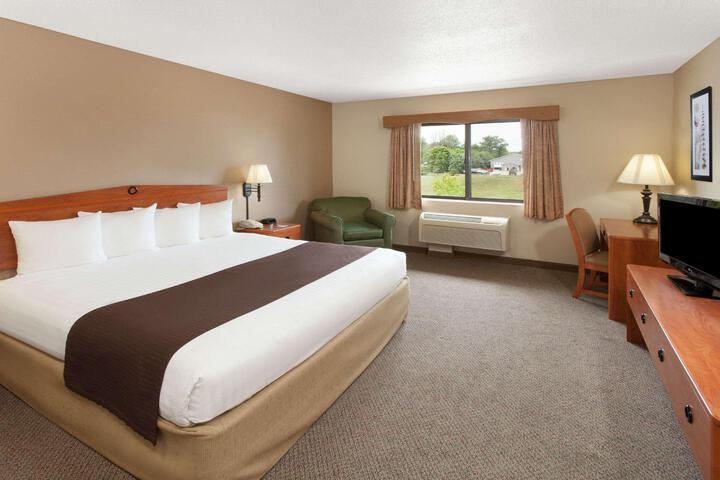 1 King Bed (5 of 17)