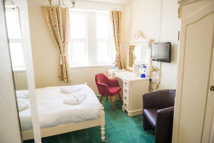 Room 8 of 33