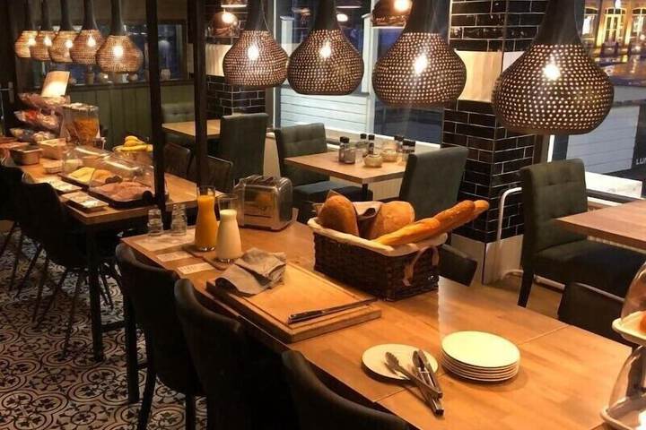 Dining 32 of 33