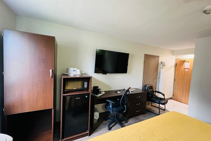 Room 4 of 28
