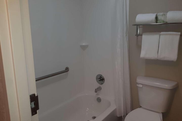 1 King Bed Mobility Accessible Communication Assistance Roll in Shower Full Breakfast (9 of 13)