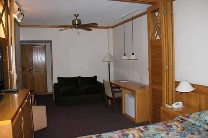 Room 10 of 33