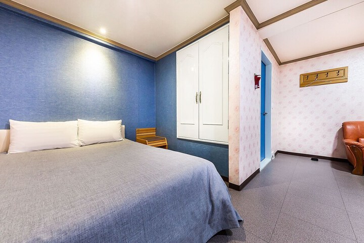Room 3 of 12