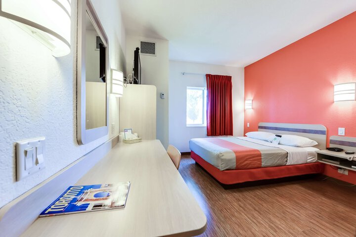 Room 9 of 28