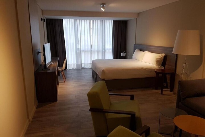Room 11 of 48