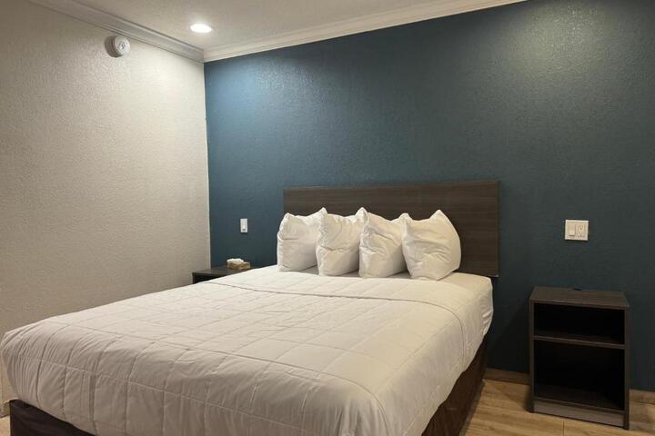 1 Queen Bed (3 of 12)