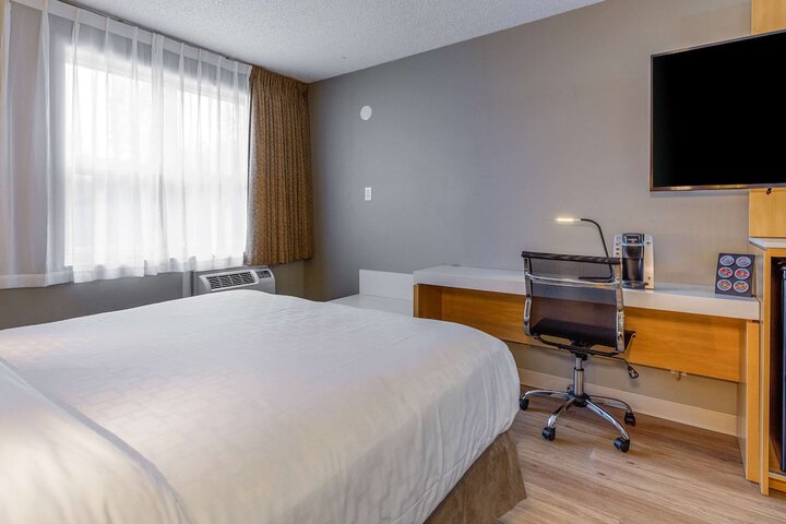 Room 11 of 28