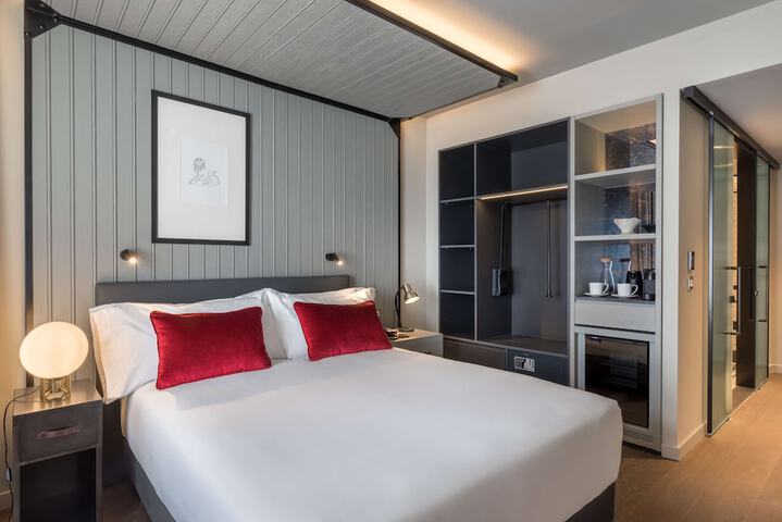 Room 10 of 80
