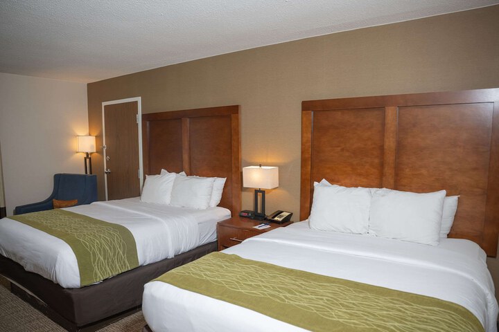 2 Queen Beds (2 of 3)