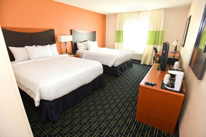 1 Queen Bed (6 of 10)
