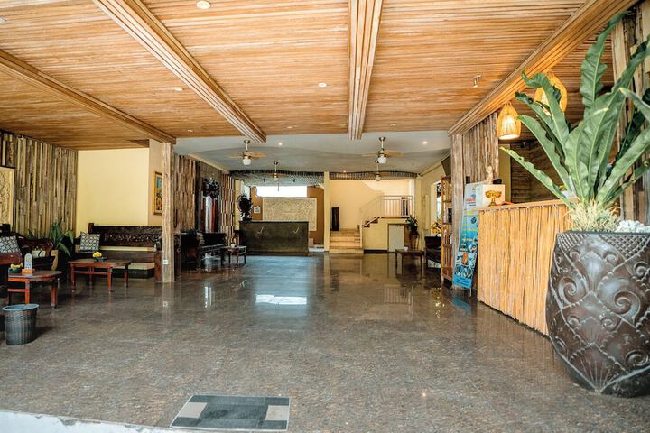 Entrance & Lobby