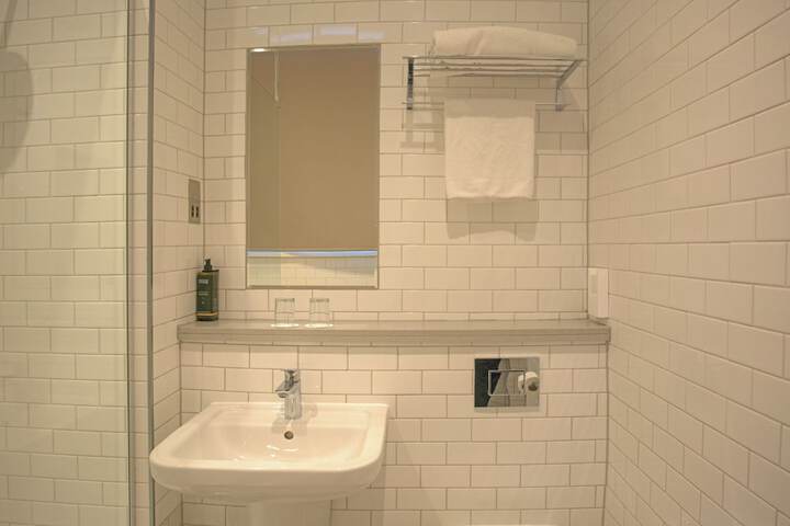 Room 32 of 79