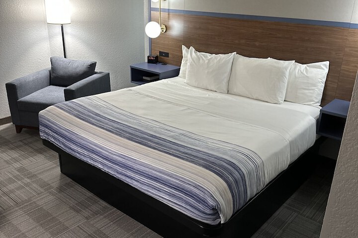 1 King Bed (12 of 13)