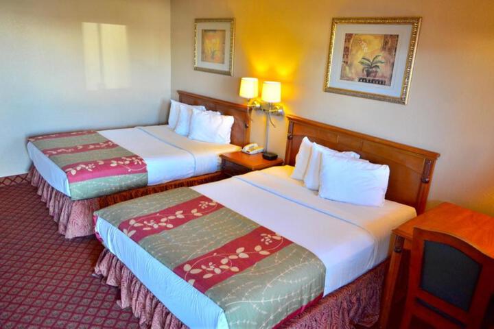 2 Queen Beds (9 of 10)