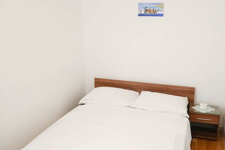 Room 8 of 34