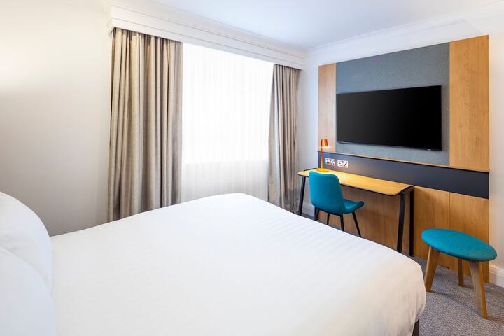 Room 3 of 76