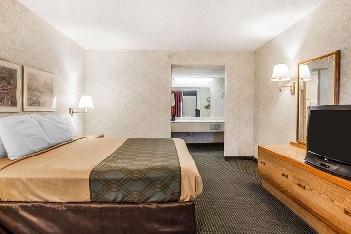 1 King Bed (4 of 8)