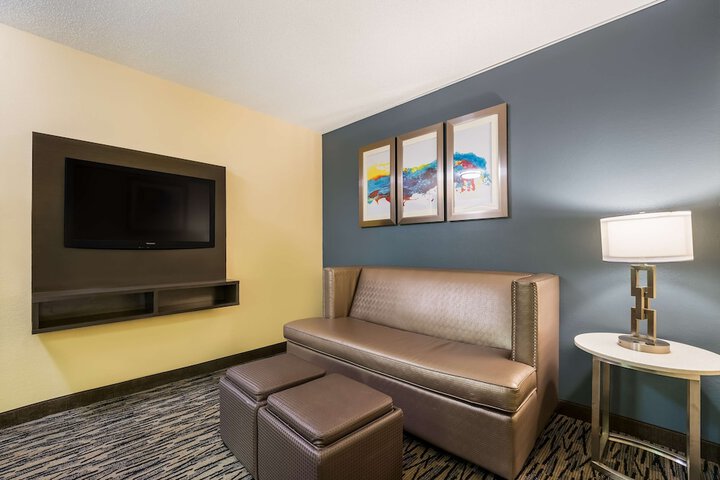 1 King Bed Fltscntv Reclnr Microwave, Refrigerator High Speed Coffee Maker Full Breakfast (12 of 18)