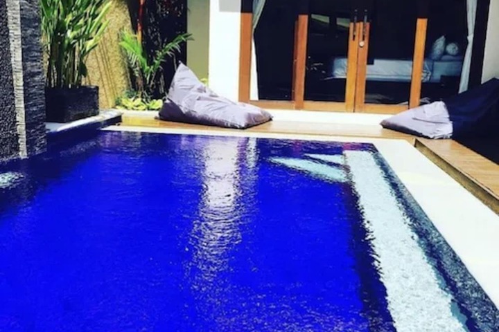 Hotel with Pool