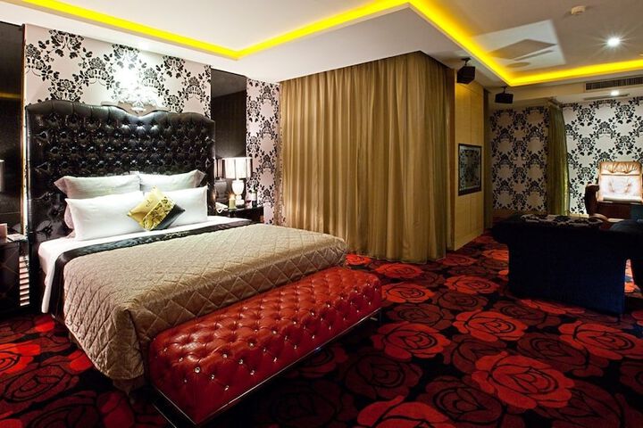 Room 13 of 30