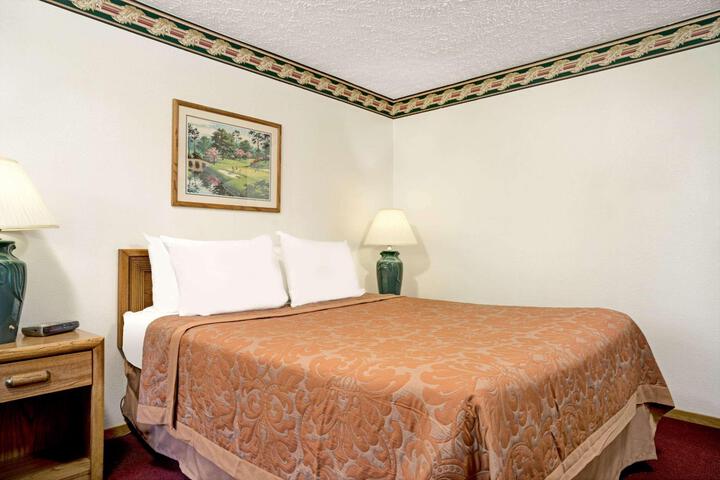 1 Queen Bed (2 of 8)