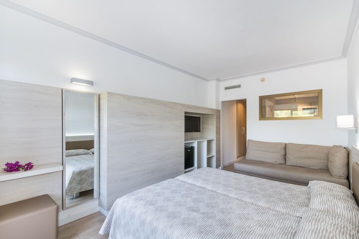Room 25 of 90