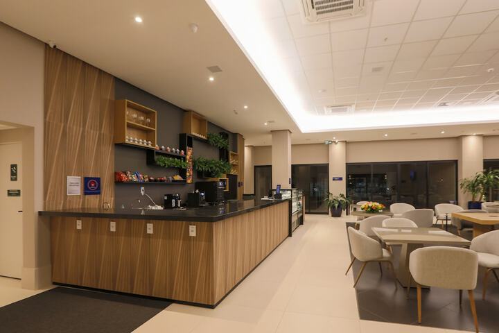 Lounge 65 of 71