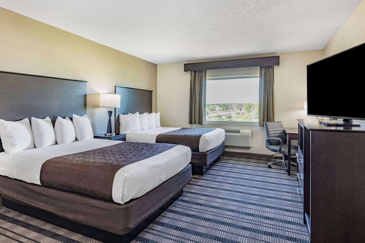 1 Queen Bed Accessible Room First Floor (3 of 9)
