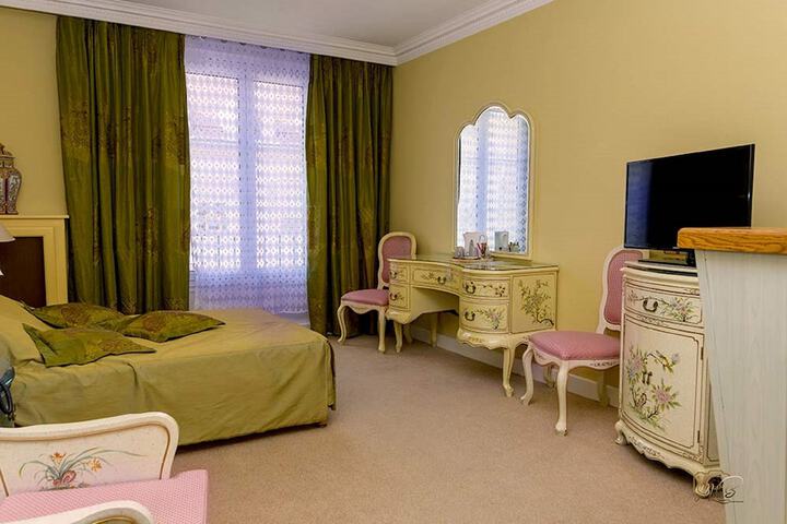Room 11 of 25