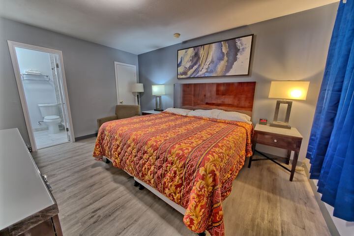 1 King Bed (10 of 24)
