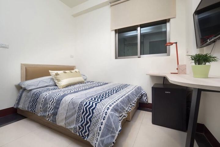 Room 9 of 16