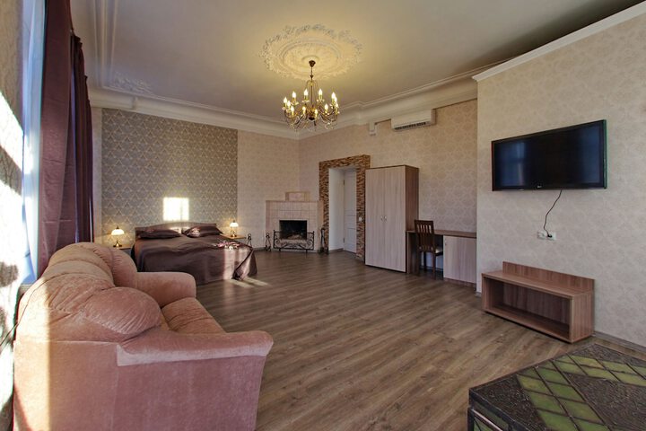 Room 4 of 20